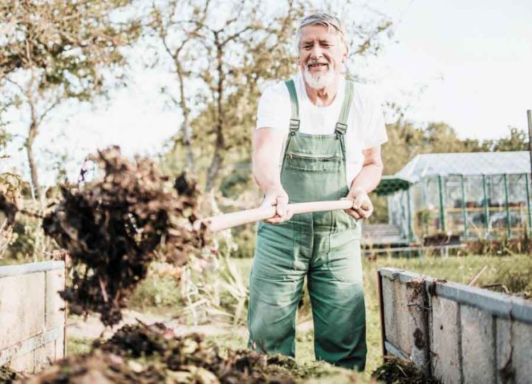Une ferme en permaculture avec un jardinier qui travaille la terre