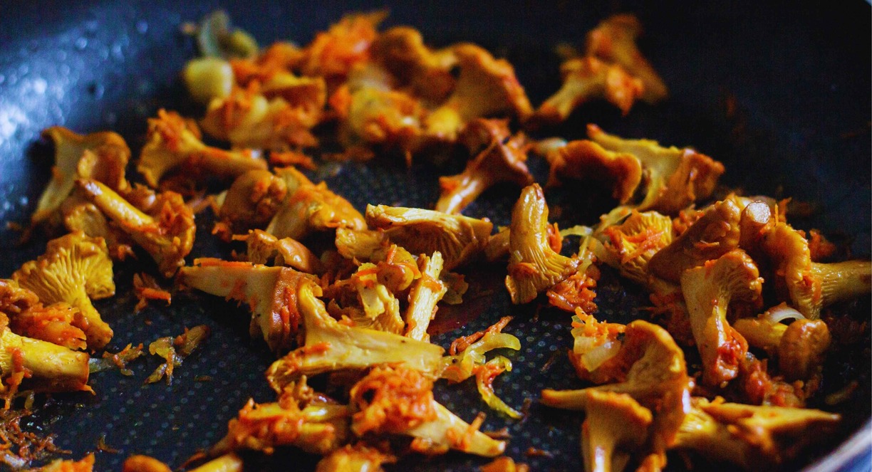 Chanterelles dorées sautées dans une poêle, champignons de Paris cuisinés