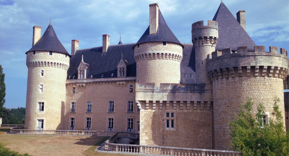 Château français avec tours en pierre et architecture historique grandiose