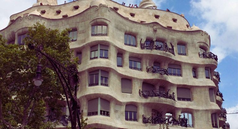 Façade ornementale en pierre d'un immeuble historique illustrant le nettoyage de pierre reconstituée