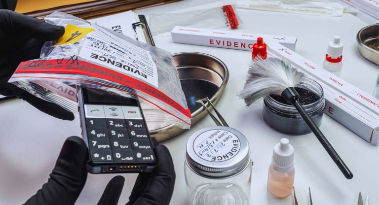 Matériel d'analyse dans un laboratoire forensique pour expertises accidentelles