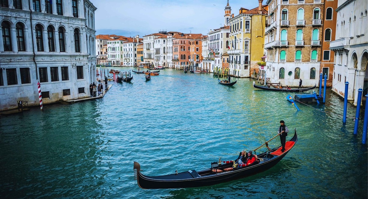 Gondole naviguant sur le Grand Canal de Venise avec palais anciens en arrière-plan