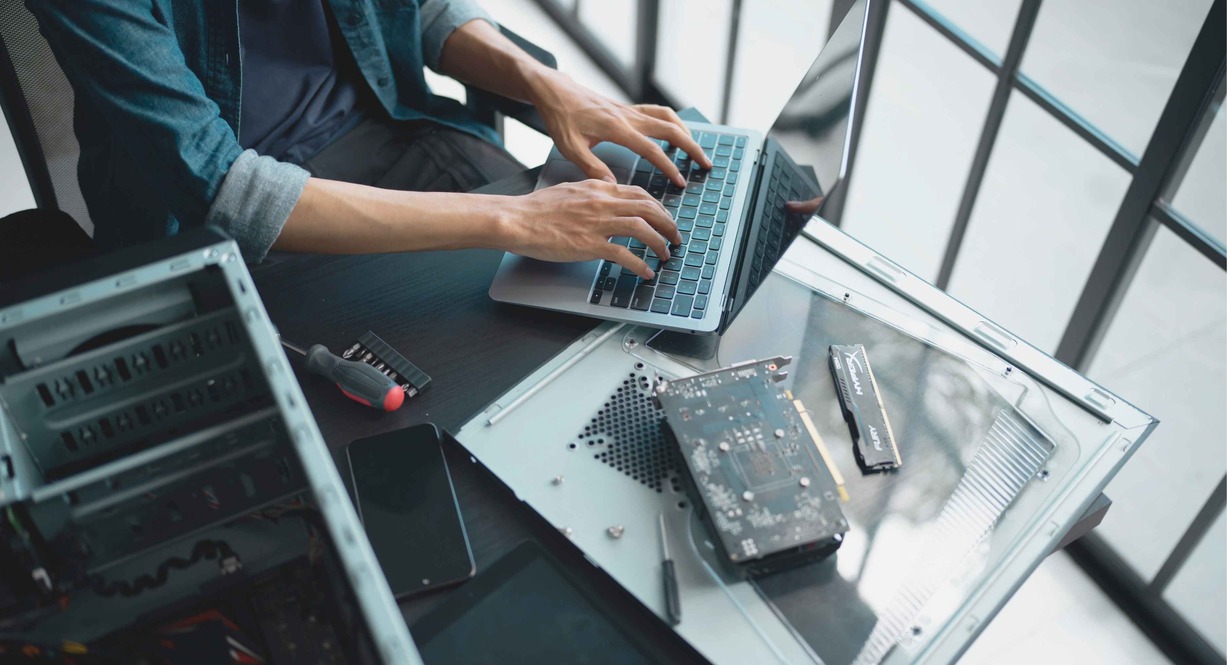 Ingénieur installant des équipements dans un datacenter industriel