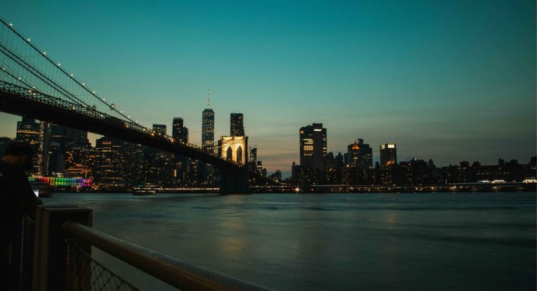 Skyline de New York avec le pont de Brooklyn au crépuscule