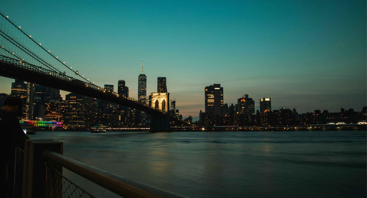 Skyline de New York avec le pont de Brooklyn au crépuscule