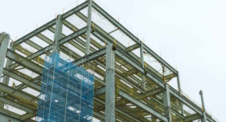 Structure en acier inoxydable d'un bâtiment moderne en construction
