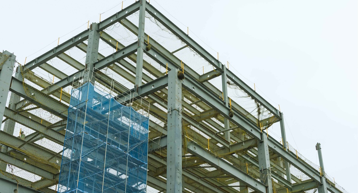 Structure en acier inoxydable d'un bâtiment moderne en construction