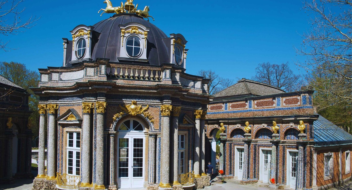 Pavillon rococo orné dans un jardin ensoleillé à l'architecture du XVIIIe siècle