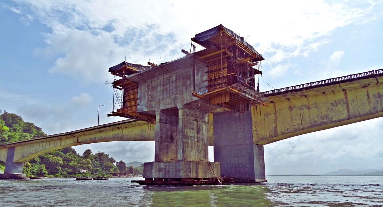 Pilier massif en béton d'un pont en construction illustrant les bétons fibrés haute performance