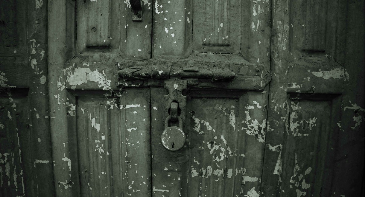 Porte en bois ancienne avec serrure photographiée en noir et blanc