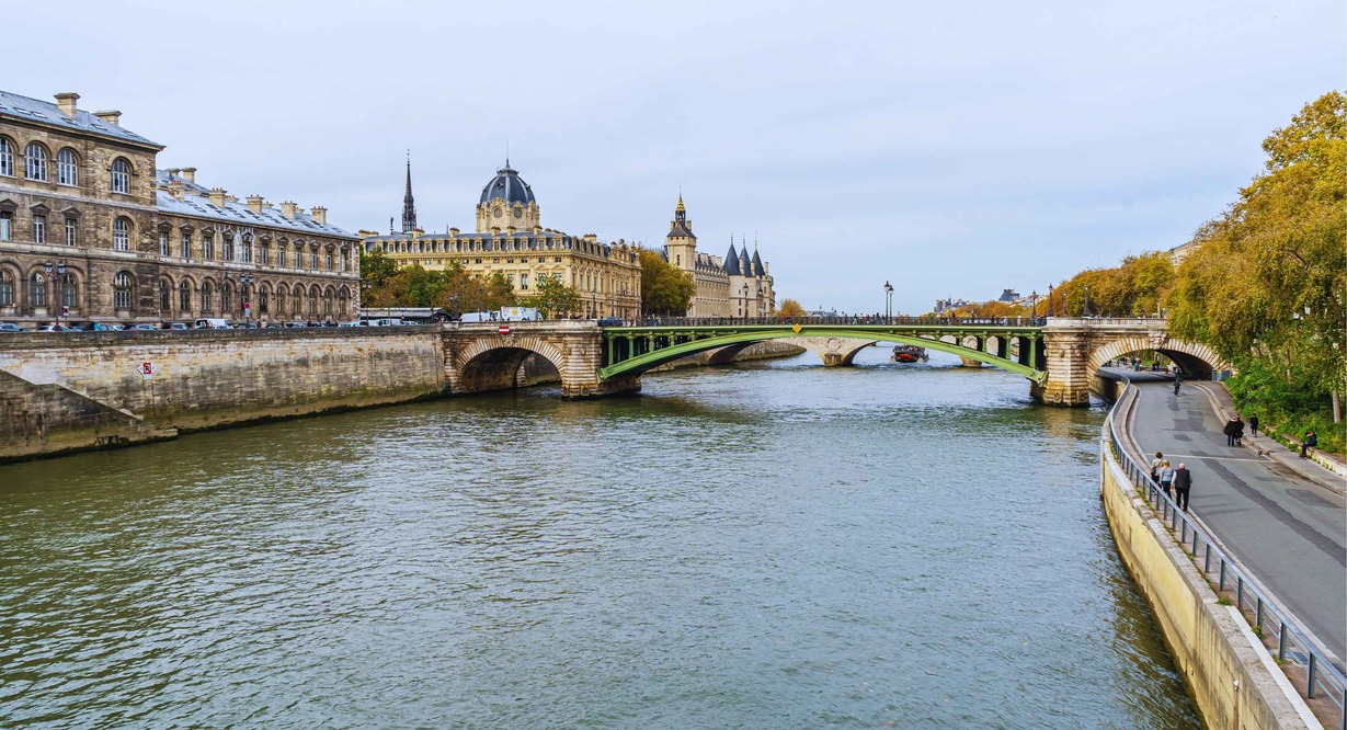Vue sur la Seine et les ponts historiques de Paris