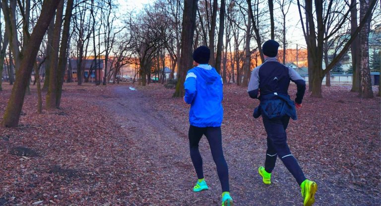 Coureurs sur sentier forestier lors d'un trail urbain en automne