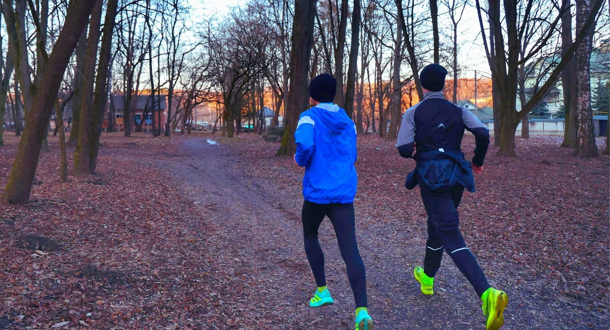 Coureurs sur sentier forestier lors d'un trail urbain en automne