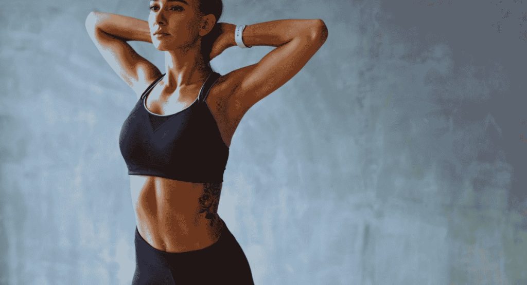 Silhouette tonique d'une femme effectuant un étirement des bras en tenue de sport noire