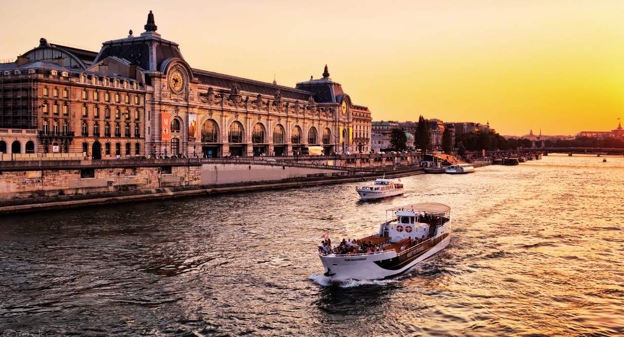 Bateau touristique naviguant sur la Seine au coucher du soleil a Paris