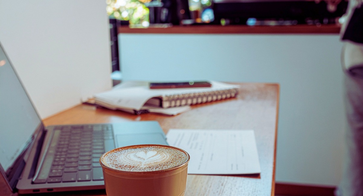 Tasse de cappuccino avec latte art posée sur une table dans un café