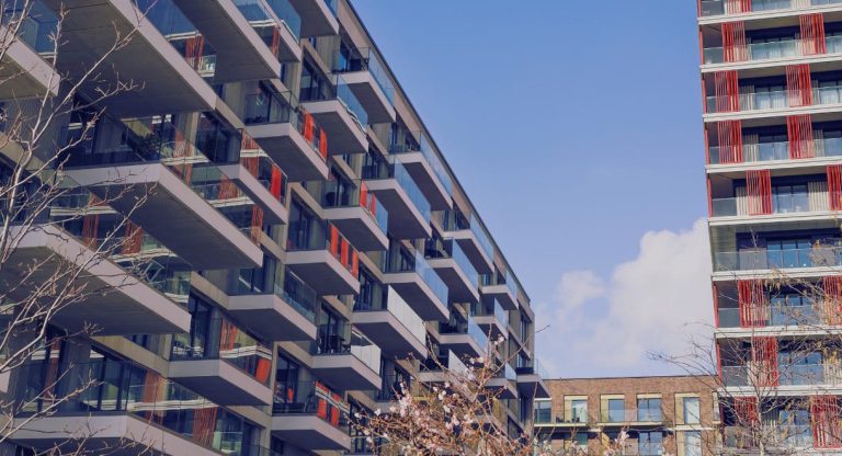Immeubles résidentiels modernes avec balcons dans un quartier urbain